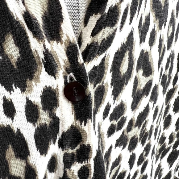 Chicos Sz 1 MEDIUM 8/10 Leopard Animal Print One Button Sweater Blouse Shirt Top - Picture 3 of 8